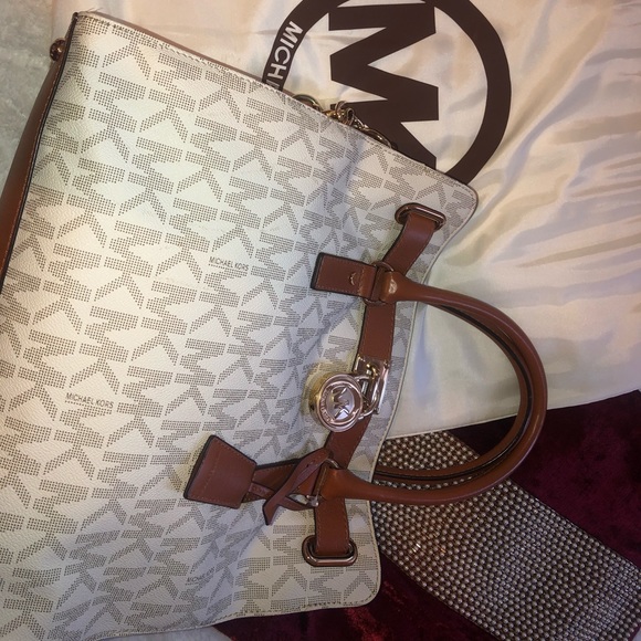 Micheal Kors bag. - Picture 4 of 8